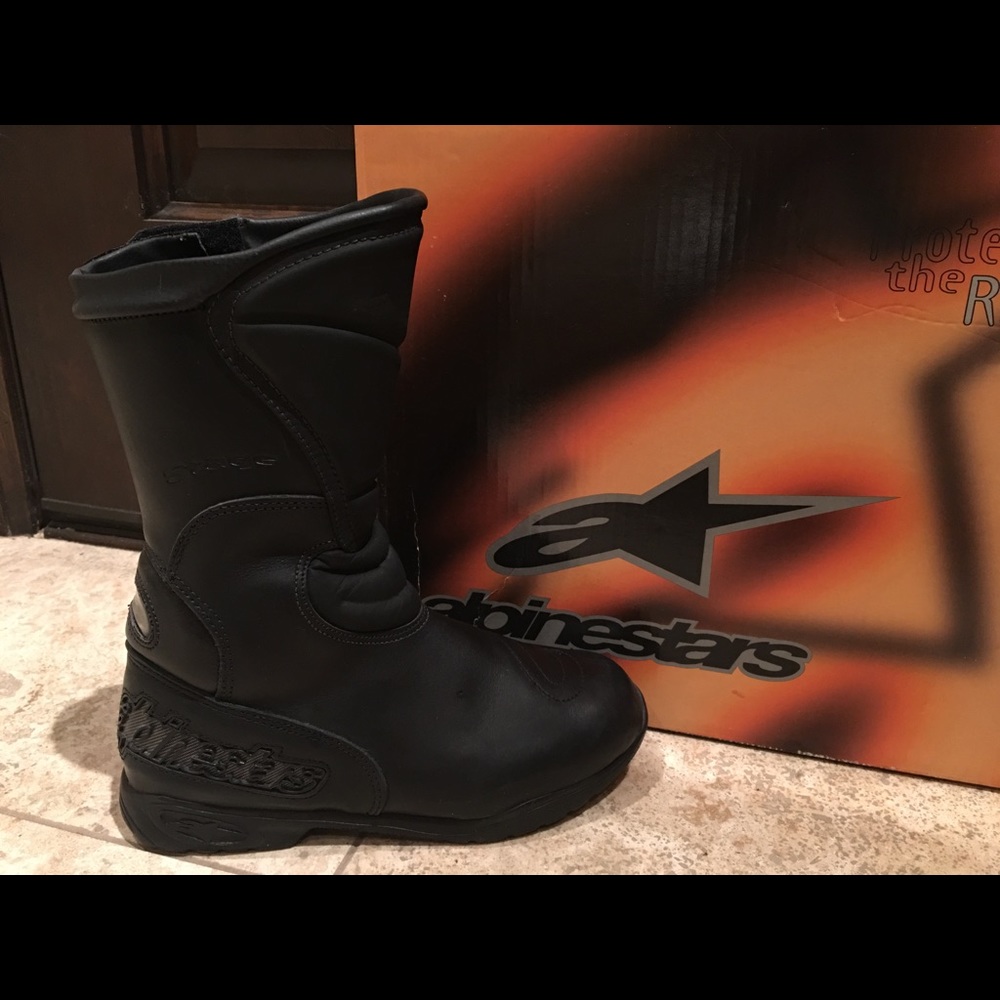Motorcycle riding boots